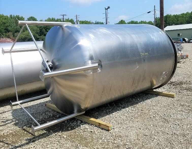 ***SOLD*** used 3000 Gallon Sanitary Stainless Steel Dish Bottom Tank. Built by Walker. 316SS Stainless steel tank.  Serial number 7264.  Hinged cover. 84
